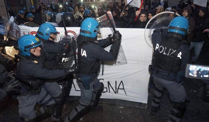 La polizia carica gli studenti a Bologna