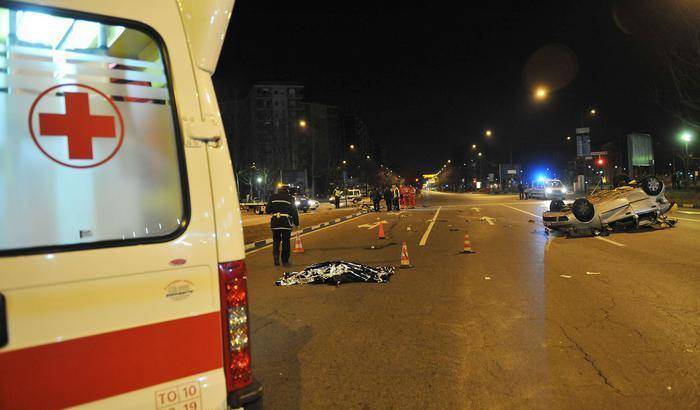 Si getta dall'auto del padre in corsa ed è travolta da un tir: muore una 17enne