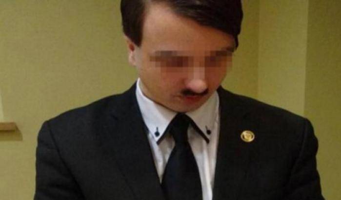 Il ragazzo mascherato da Hitler