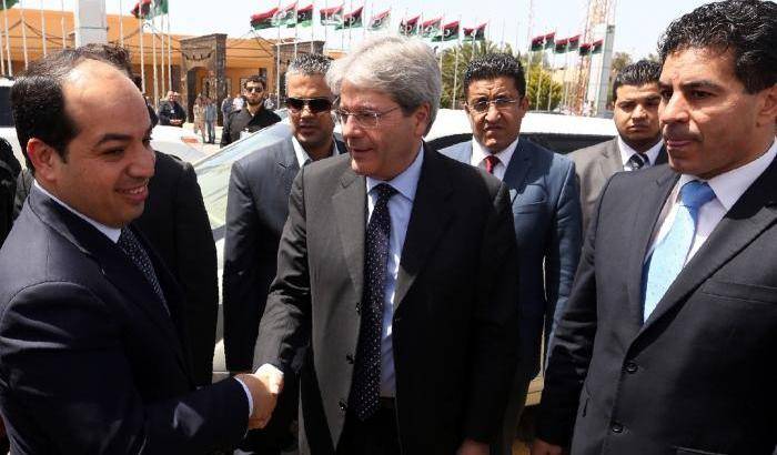 034A6E-ahmed-maiteeq-incontra-l-allora-ministro-degli-esteri-gentiloni Ahmed Maiteeq incontra l'allora ministro degli Esteri Gentiloni