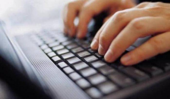 Il parroco usava i social per entrare in contatto con i ragazzi