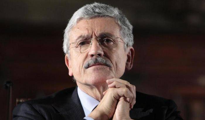 D'Alema: "Salvini evoca il fascismo, non è molto diverso da chi scrive Hier Juden"