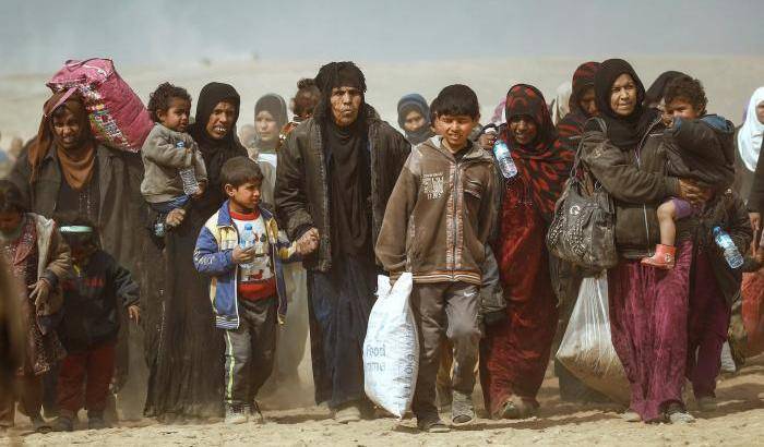 034D05-civili-fuggono-da-mosul-ovest Civili fuggono da Mosul ovest