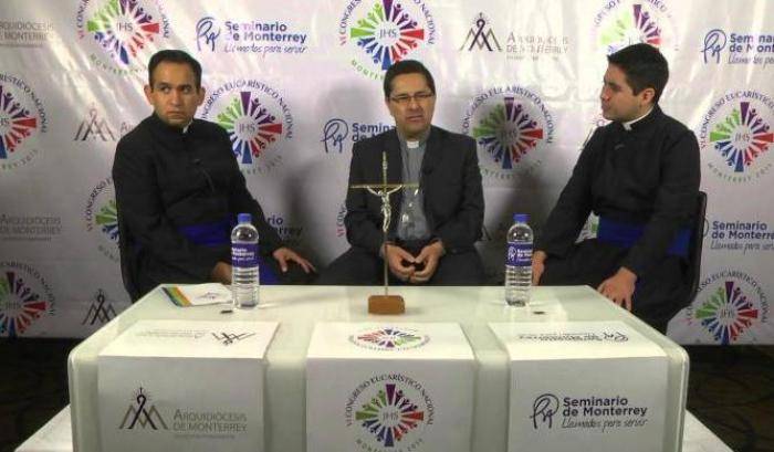 Al centro monsignor Alfonso Gerardo Miranda Guardiola
