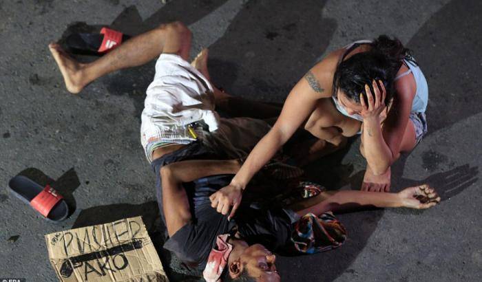 034E29-la-moglie-accanto-al-corpo-del-marito-ucciso-a-manila-da-un-giustiziere La moglie accanto al corpo del marito ucciso a Manila da un 'giustiziere'