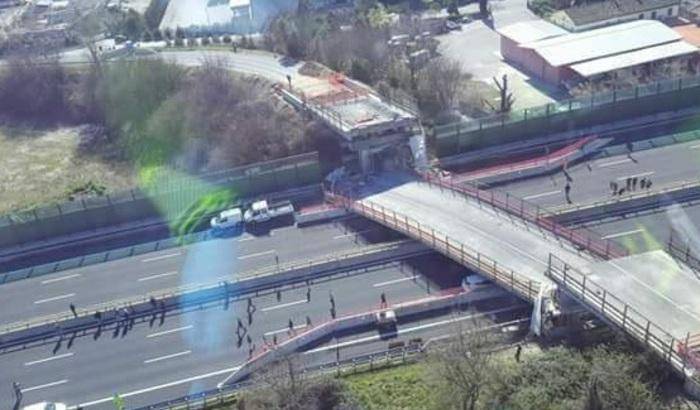 Crolla un ponte sull'A14