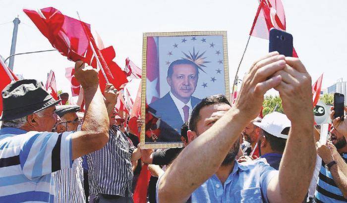 0350A7-manifestanti-inneggiano-erdogan Manifestanti inneggiano Erdogan