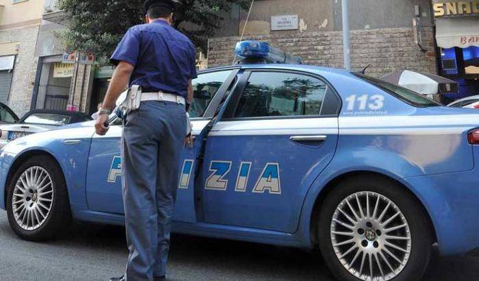 Accoltella e investe un rifugiato: è tentato omicidio per motivi razziali