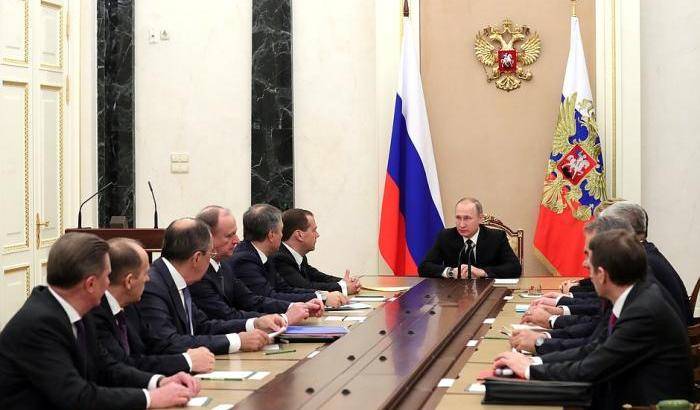035333-putin-riunito-con-il-consiglio-di-sicurezza-russo Putin riunito con il consiglio di sicurezza russo