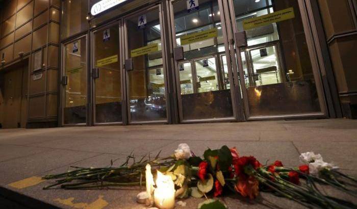 Omaggio alle vittime, fiori e candele davanti alle stazioni della metro