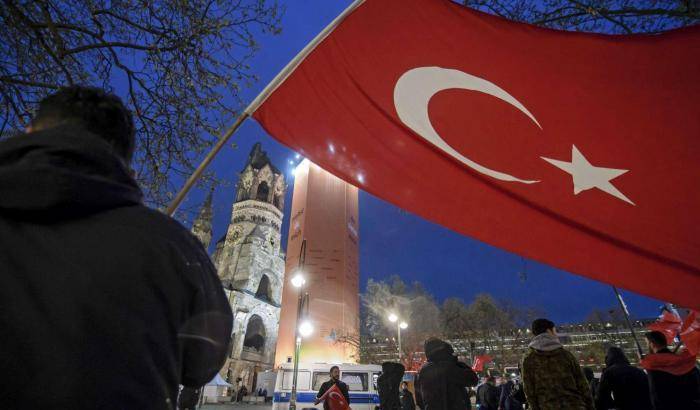 03564E-sostenitori-di-erdogan-esultano-dopo-la-vittoria-al-referendum Sostenitori di Erdogan esultano dopo la vittoria al referendum