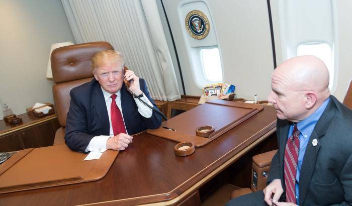 Trump mentre telefona a Erdogan