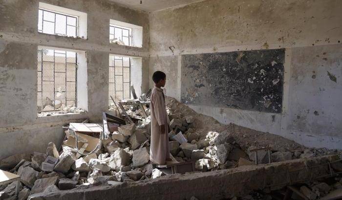 035853-il-bambino-nella-scuola-di-sa-ada-distrutta-dalle-bombe Il bambino nella scuola di Sa'ada distrutta dalle bombe