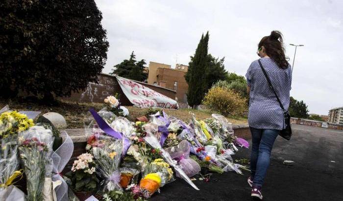 I fiori davanti al luogo della tragedia