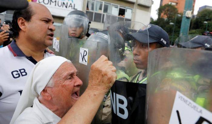 00049459-la-perotesta-dei-nonni-contro-maduro La perotesta dei nonni contro Maduro