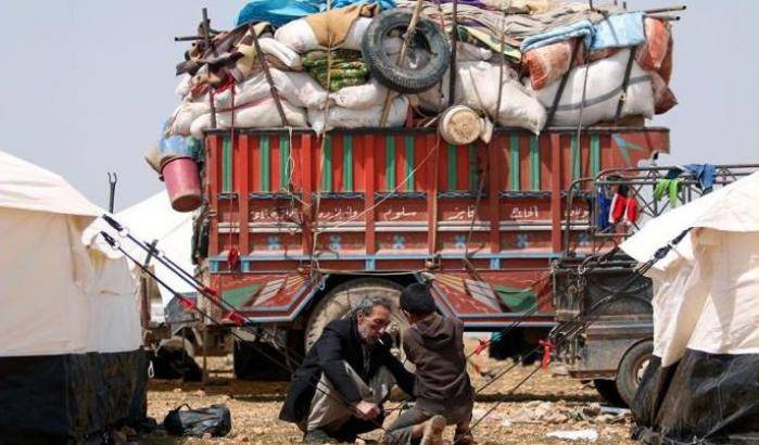 Senza cibo né medicine: la disperazione dei profughi del campo di Manbij