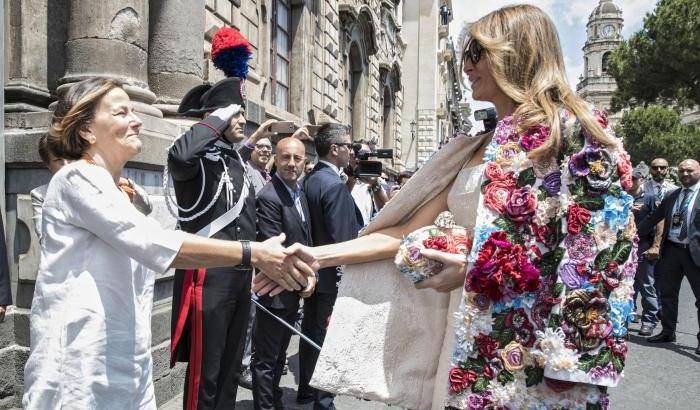 Al G7 Melania Trump omaggia i poveri: soprabito da 50 mila dollari