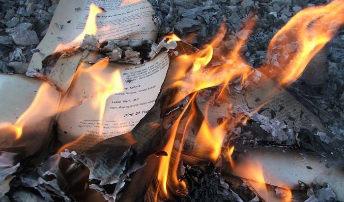 000497E5-i-jihadisti-hanno-dato-fuoco-ai-documenti-dei-ministeri I jihadisti hanno dato fuoco ai documenti dei ministeri