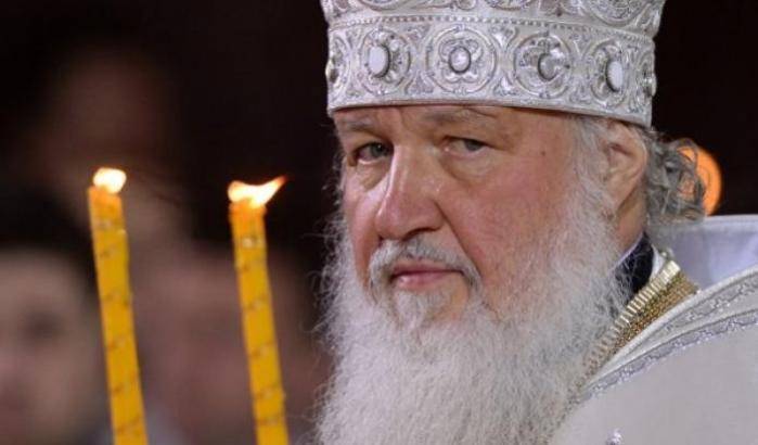 Kirill non toglie l'elmetto nemmeno a Pasqua: "Nemici del genere umano distruggono l'unità tra gli ortodossi"