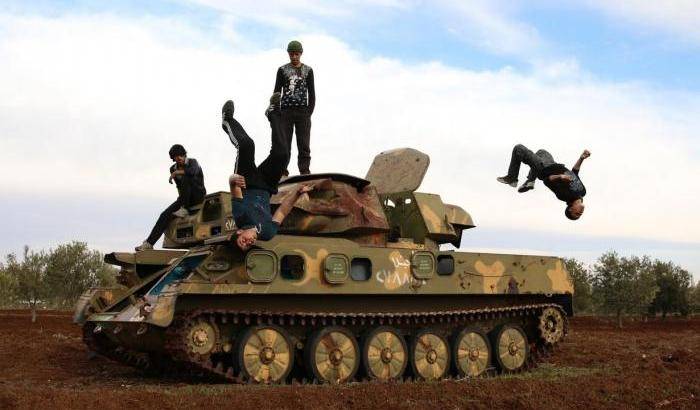 Giovani siriani che praticano il Parkour