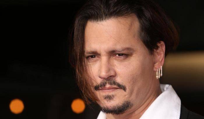 Povero Johnny Depp: ormai non impara le battute e se le fa suggerire