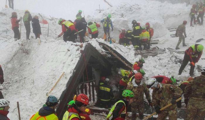 Tragedia del Rigopiano: l'ex sindaco indagato aggredisce il parente di una vittima