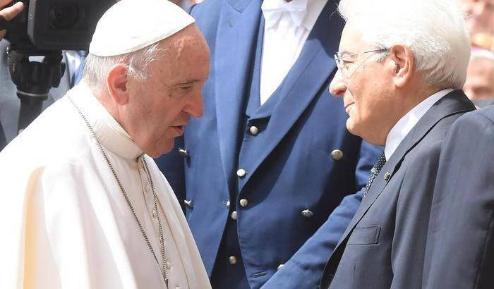 Papa Francesco al Quirinale: stretta di mano con Mattarella