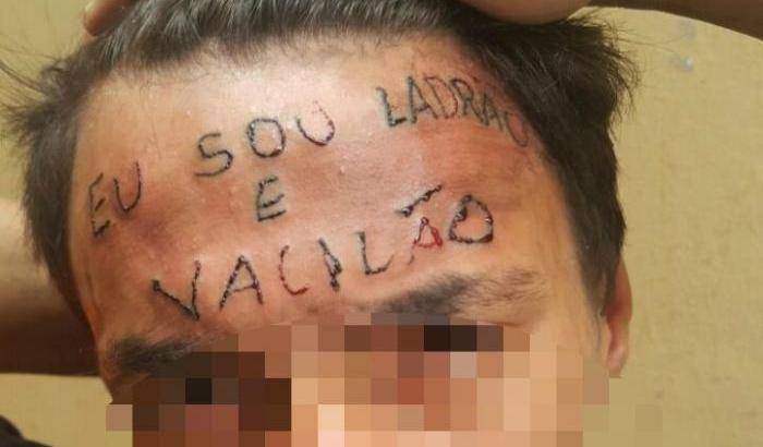 Pensano sia un ladro: gli tatuano insulti sulla fronte