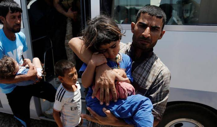 00049A86-continuano-le-sofferenze-per-gli-sfollati-di-mosul-1 Continuano le sofferenze per gli sfollati di Mosul