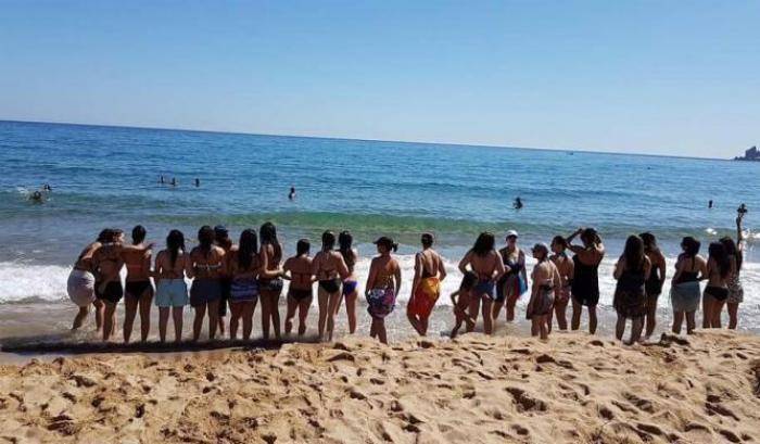 Dal burkini al bikini: le donne algerine si spogliano in spiaggia per protesta
