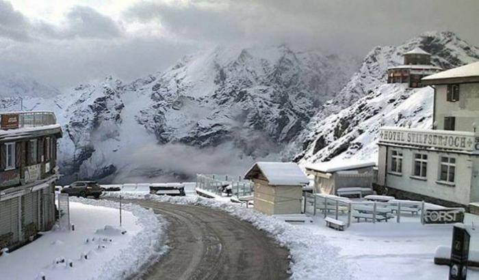 Fa troppo caldo sul ghiacciaio dello Stelvio: chiuso l'impianto, non si può sciare