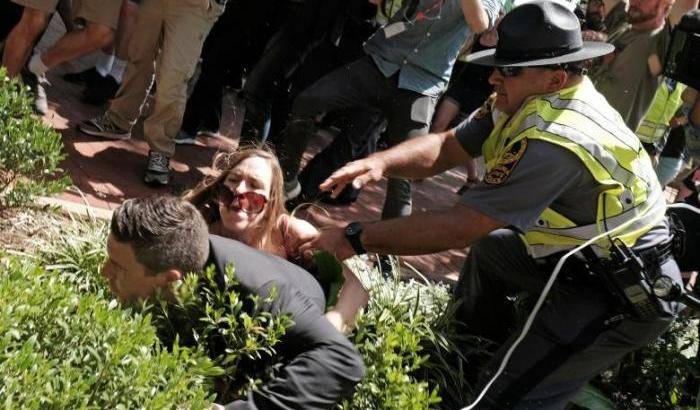 0004A5B4-jason-kessler-aiutato-da-un-poliziotto-a-charlottesville Jason Kessler aiutato da un poliziotto a Charlottesville