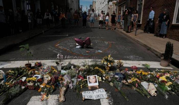 Fiori in ricordo della pacifista uccisa negli scontri