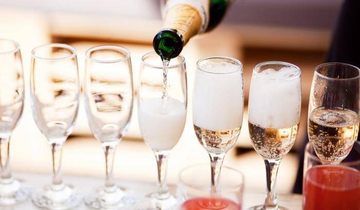 Il prosecco fa male ai denti? L'Italia insorge contro la stampa inglese: falso