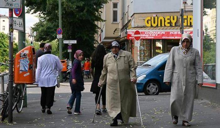 Negoziante egiziana espone lingerie: aggredita da una donna in burqa