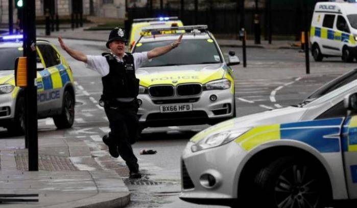 Paura a Birmingham: entra in chiesa con un coltello e ferisce tre persone