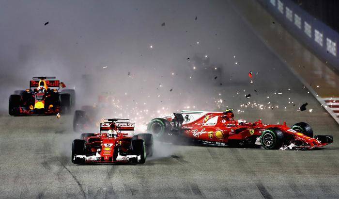 Suicidio Ferrari: fuori dopo dieci secondi, Hamilton e Mercedes ringraziano