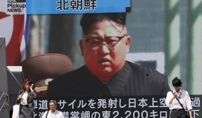 0004AC54-il-leader-nord-coreano-kim-jong-un-su-uno-schermo-gigante-durante-una-trasmissione-televisiva-trasmessa-a-tokyo Il leader nord coreano Kim Jong-un su uno schermo gigante durante una trasmissione televisiva trasmessa a Tokyo