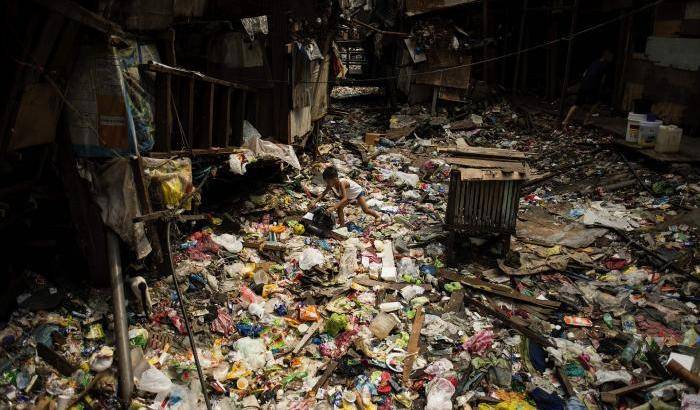 Un corso pieno di rifiuti a Manila