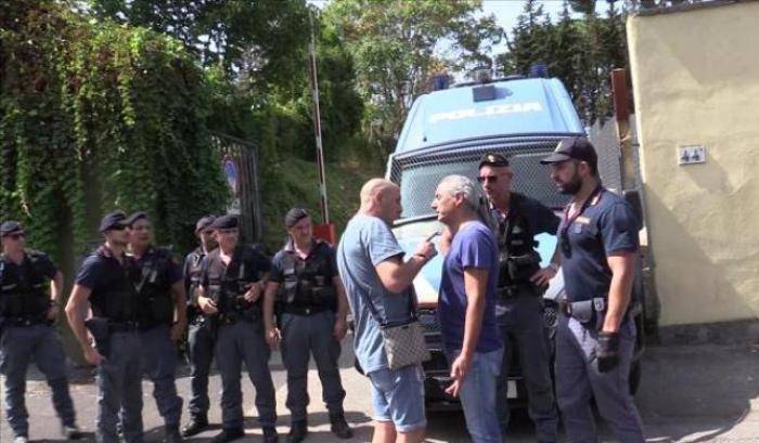 Guerriglia a Roma tra residenti e rom: barricate e sassi, un ferito