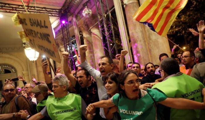 Un ferito di feriti di Manlleu mostra dove è stato colpito