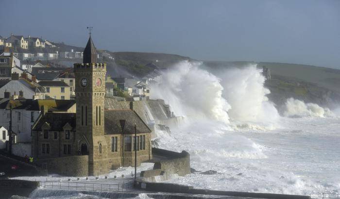 Grandi onde a Porthleven in Cornovaglia