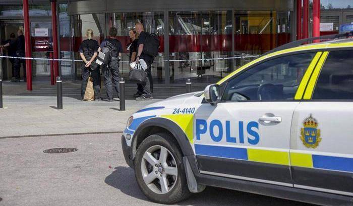 Una bomba esplode davanti alla stazione di polizia