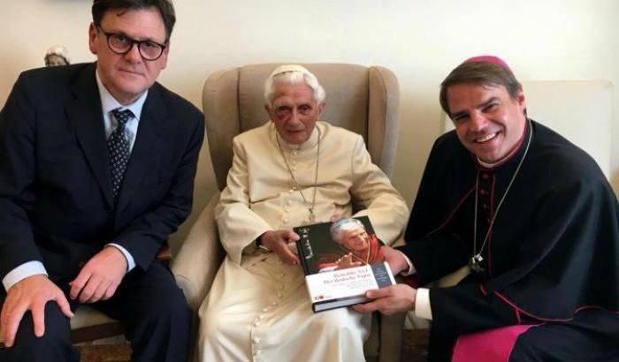 Anche un Papa emerito cade. L'occhio nero di Ratzinger fa il giro del mondo