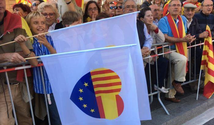 Catalogna nel caos: sale la tensione nelle strade tra unionisti e indipendentisti