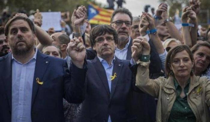 Puigdemont contro Rajoy: ci trattano come terroristi e assassini