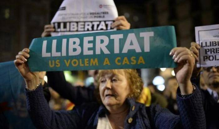 0004B920-manifestazione-in-sostegno-degli-indipendentisti-catalani-arrestati Manifestazione in sostegno degli indipendentisti catalani arrestati