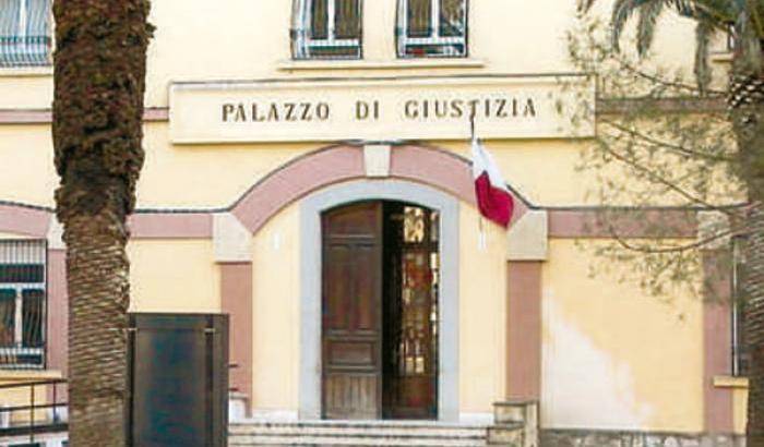 Padre orco abusa della figlia e la dà "in regalo" a un amico