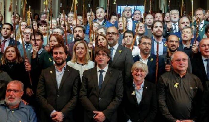 0004BA0C-puigdemont-e-i-sindaci-indipendentisti Puigdemont e i sindaci indipendentisti