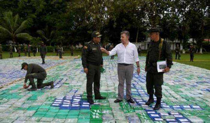 0004BA67-il-presidente-santos-sul-luogo-del-sequestro-di-droga Il presidente Santos sul luogo del sequestro di droga